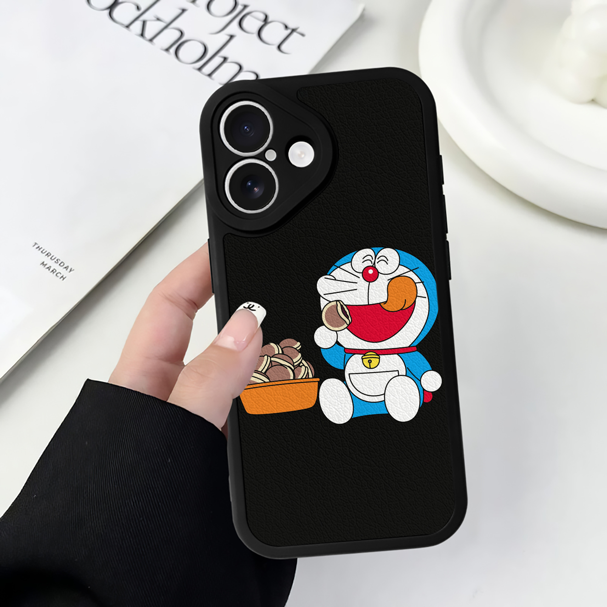 （画像用） ドラえもん Doraemon 【iPhone 16シリーズ対応】シリコンスマホケース（レザー調） 材質：シリコン